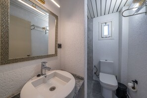 Gratis toiletartikelen, een haardroger, handdoeken, toiletpapier