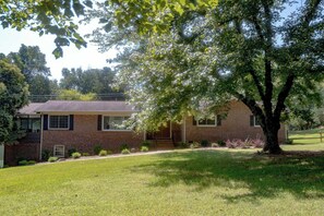 Exterior - Farmhouse Retreat w/ Fire Pit, Fireplace & Hot tub (Charlotte)
