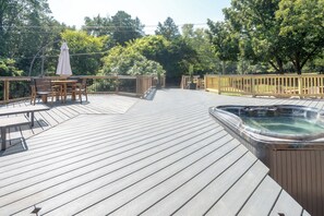 Outdoor dining - Farmhouse Retreat w/ Fire Pit, Fireplace & Hot tub (Charlotte)