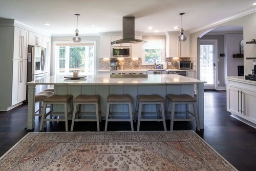 Farmhouse Retreat w/ Fire Pit, Fireplace & Hot tub