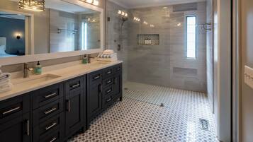 Douche, séchoir à cheveux, serviettes fournies