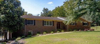 Farmhouse Retreat w/ Fire Pit, Fireplace & Hot tub