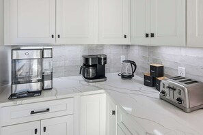 Cafetera y tetera, refrigerador, microondas y horno 