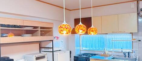 Refrigerador con freezer, microondas, placa de cocina, cafetera/tetera