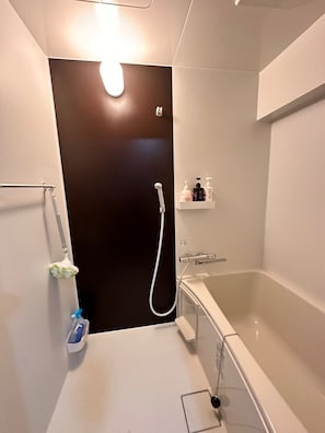 Apartemen Keluarga, 2 kamar tidur, balkon | Kamar mandi | Bathtub dan shower terpisah dan bathtub besar