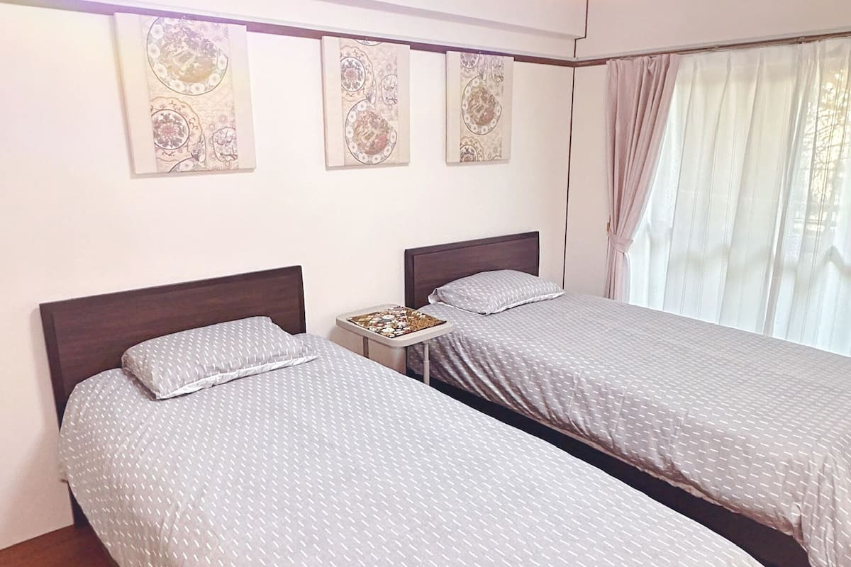 Family Apartment, 2 Bedrooms, Balcony | Peti besi dalam bilik, langsir/tirai gelap terus