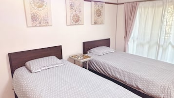 Apartemen Keluarga, 2 kamar tidur, balkon | Brankas, tirai kedap cahaya, setrika/meja setrika, dan Wi-Fi gratis