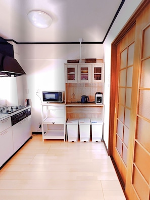Family Apartment, 2 Bedrooms, Balcony | Dapur peribadi | Peti sejuk/penyejuk beku saiz penuh, ketuhar gelombang mikro, dapur