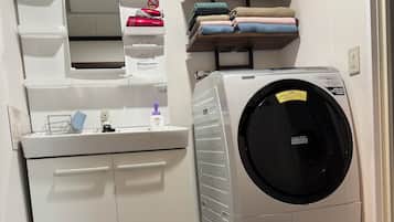 Apartemen Keluarga, 2 kamar tidur, balkon | Brankas, tirai kedap cahaya, setrika/meja setrika, dan Wi-Fi gratis