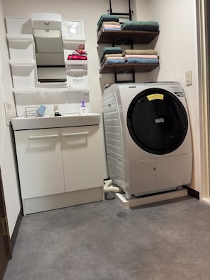 Family Apartment, 2 Bedrooms, Balcony | Peti besi dalam bilik, langsir/tirai gelap terus