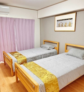 Family Apartment, 2 Bedrooms, Balcony | Peti besi dalam bilik, langsir/tirai gelap terus