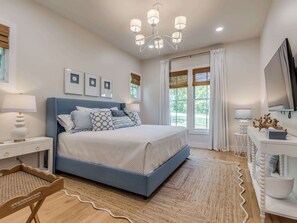 5 bedrooms, iron/ironing board, WiFi, bed sheets - A Dreamy Coastal Cottage! Wellington by the Lake (Canadian)