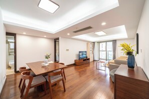 Superior Apartment, 3 Bedrooms, Balcony, City View | Living room | Smart TV