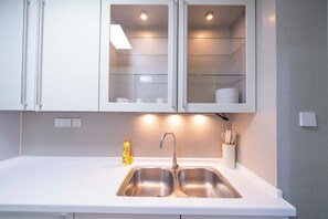 Superior Apartment, 3 Bedrooms, Balcony, City View | Private kitchen