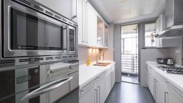 Apartamento superior, 3 habitaciones, balcón, vistas a la ciudad | Cocina privada