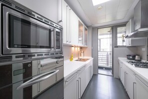 Superior Apartment, 3 Bedrooms, Balcony, City View | Private kitchen