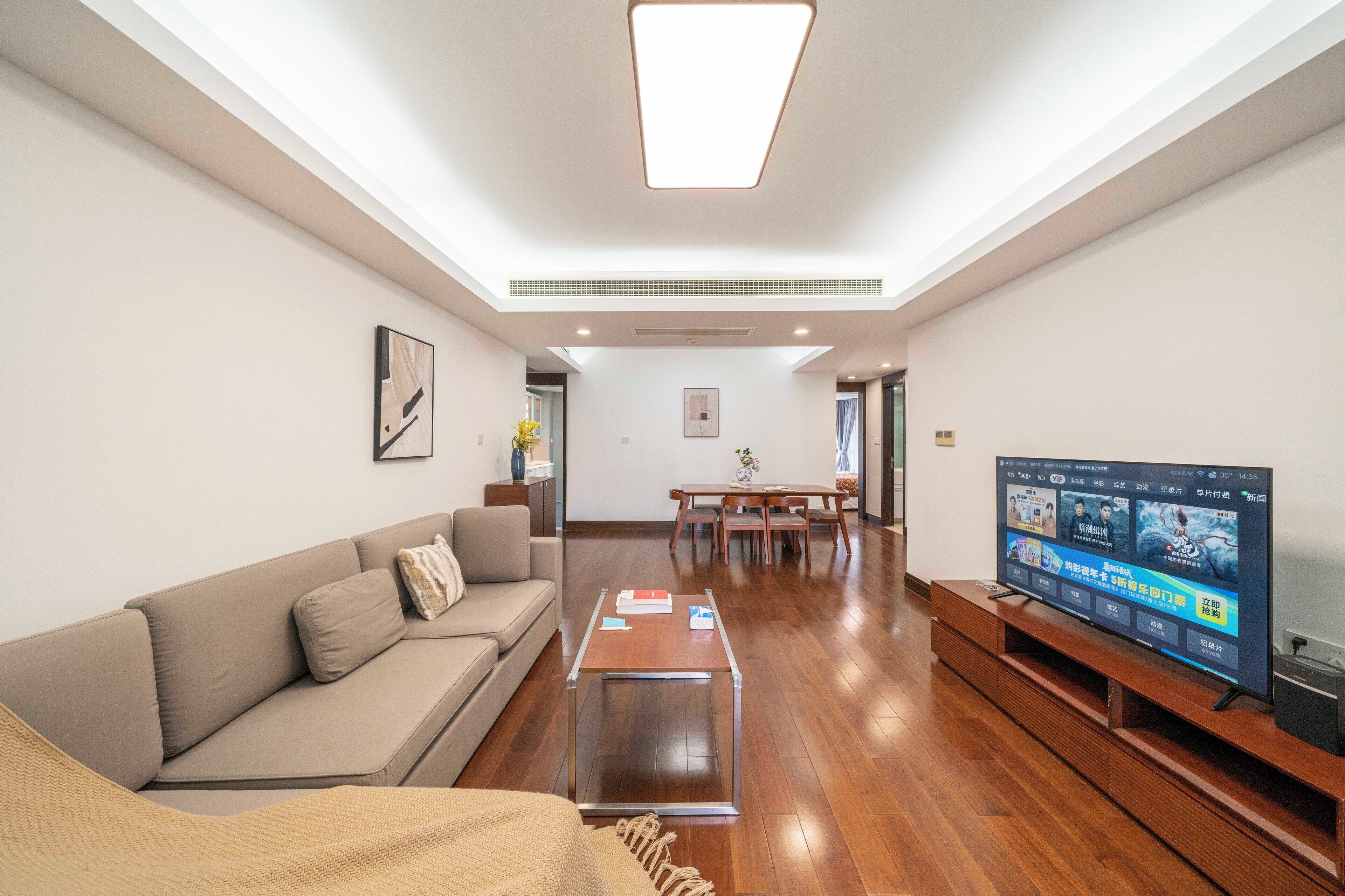 Căn hộ Superior, 3 phòng ngủ, ban công, quang cảnh thành phố | Phòng khách | Smart TV 