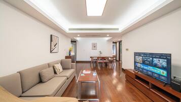 Superior-Apartment, 3 Schlafzimmer, Balkon, Stadtblick | Wohnzimmer