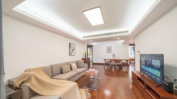 Superior-Apartment, 3 Schlafzimmer, Balkon, Stadtblick | Wohnzimmer