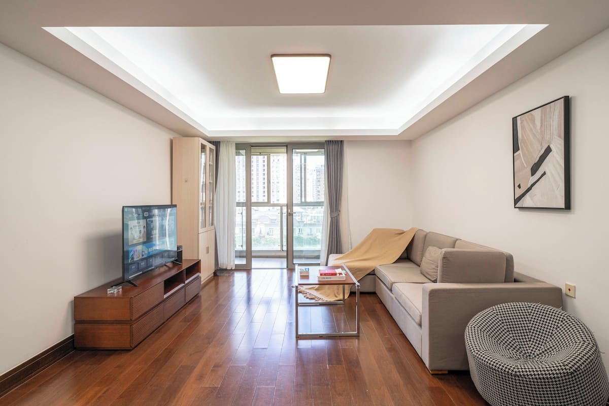Superior Apartment, 3 Bedrooms, Balcony, City View | Living room | Smart TV