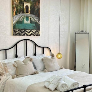 Iron/ironing board, WiFi, bed sheets