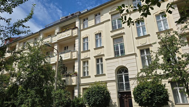 A multi-story building with balconies, large windows, and a classic architectural style. - Apartment 'Am Park Sanssouci' (Potsdam)