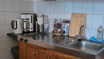KĂŒhlschrank, Herdplatte, Wasserkocher mit Kaffee-/Teezubehör