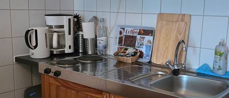 Refrigerador, parrilla de estufa, cafetera y tetera y tetera eléctrica