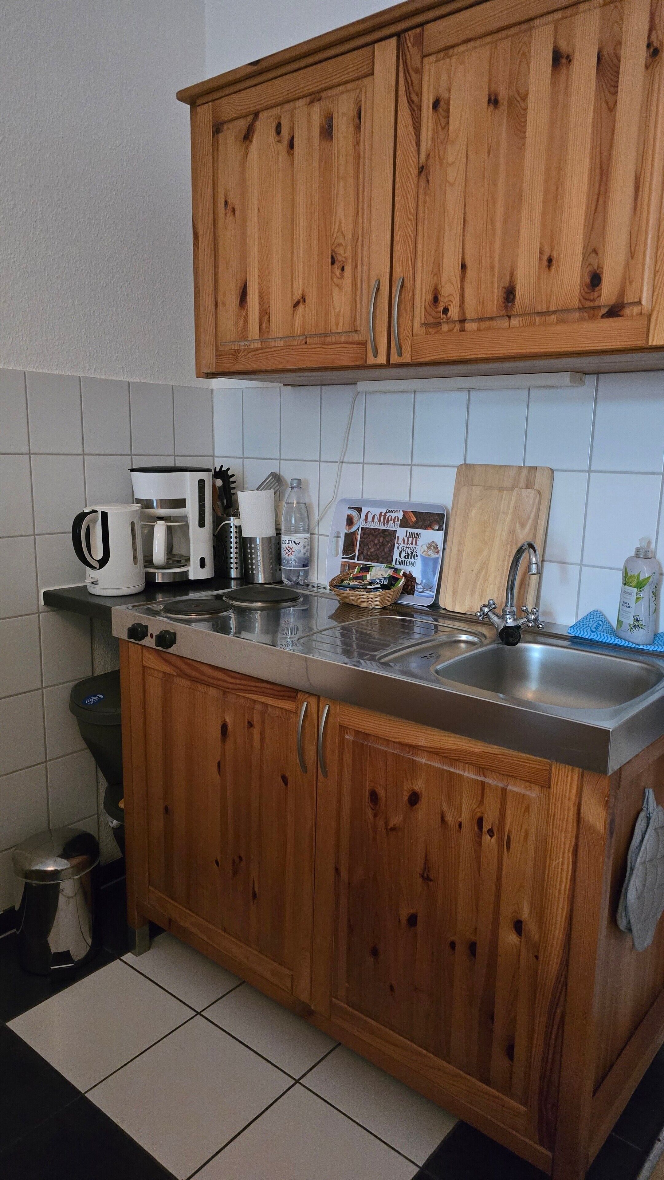 Kühlschrank, Herdplatte, Wasserkocher mit Kaffee-/Teezubehör