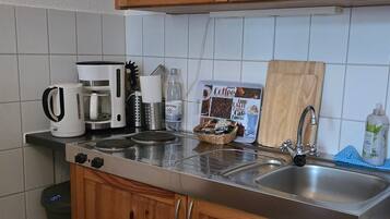 KĂŒhlschrank, Herdplatte, Wasserkocher mit Kaffee-/Teezubehör