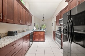 Kühlschrank, Mikrowelle, Wasserkocher mit Kaffee-/Teezubehör