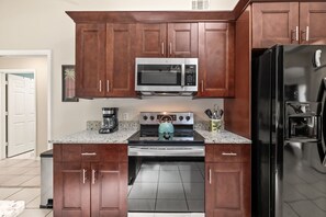 Refrigerador, microondas y cafetera y tetera 