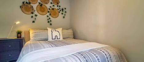 1 slaapkamer, een strijkplank/strijkijzer, reisbedje, wifi