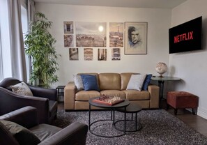 Salon spacieux avec télévision intelligente, Netflix, jeux de société et coin détente confortable pour vos soirées en toute convivialité.