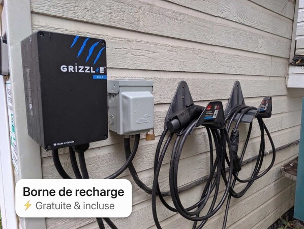 Borne de recharge double Grizzl-E disponible sur place pour recharger facilement votre véhicule électrique durant votre séjour.