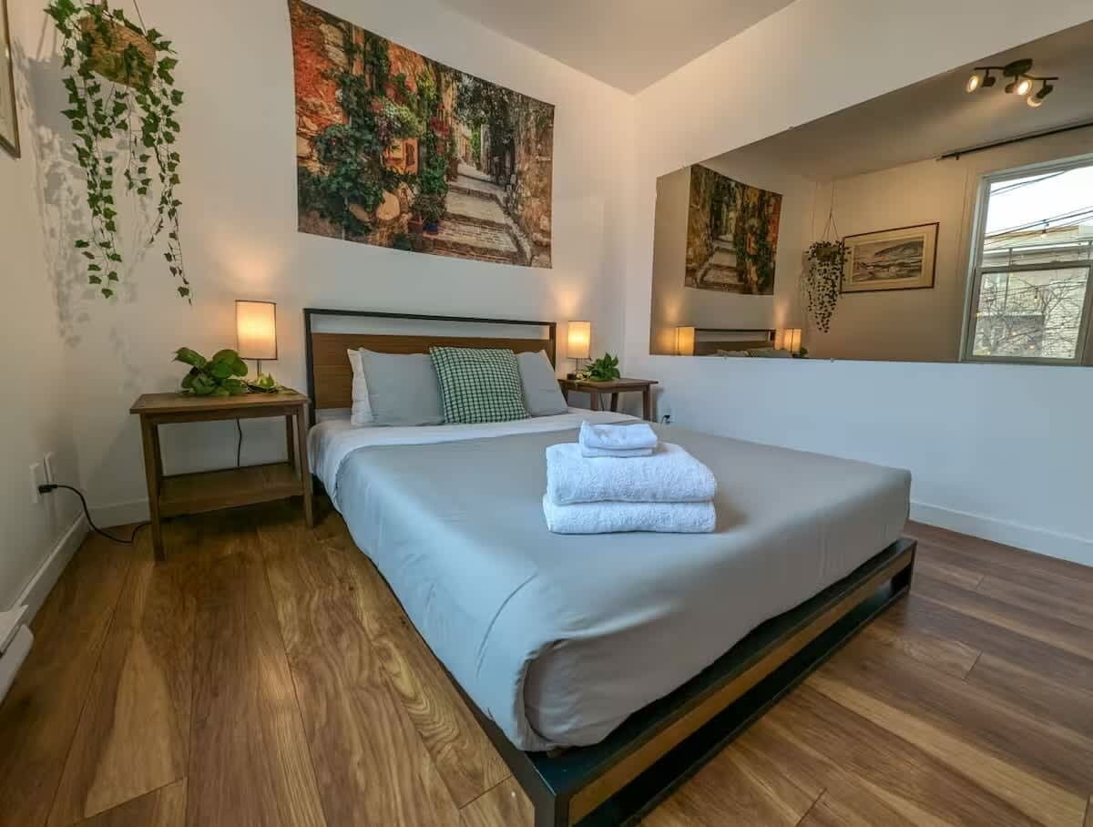 Tabla de planchar con plancha, cuna de viaje, wifi y ropa de cama