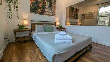 Tabla de planchar con plancha, cuna de viaje, wifi y ropa de cama