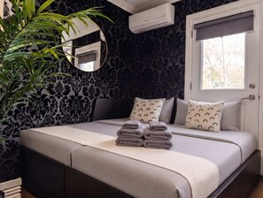 
139
Deux lits confortables, la climatisation, une literie de qualité et une atmosphère paisible, parfaits pour les familles ou les groupes d'amis voyageant ensemble.