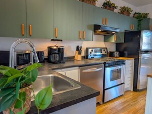 ثلاجة، ميكروويف، فرن، موقد طهي مسطح