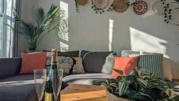 Una televisión, videojuegos, un reproductor de DVD, una oficina