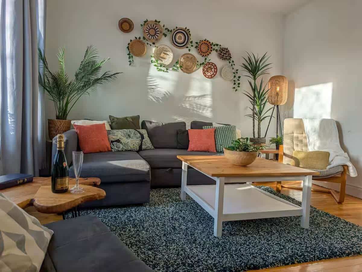 Una televisión, videojuegos, un reproductor de DVD, una oficina