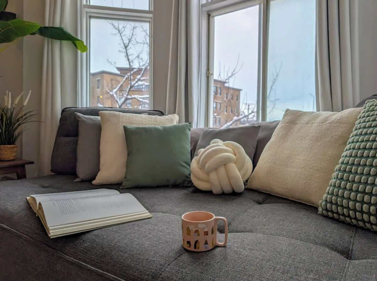 Una televisión, una oficina