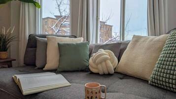 Una televisión, una oficina