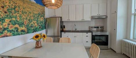 Køleskab, mikrobølgeovn, ovn, kogeplade