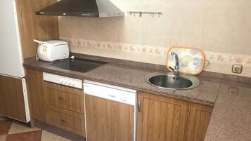 Een koelkast, een magnetron, een oven, een kookplaat