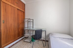 3 عدّة غرف نوم ومكواة/لوح كي وواي فاي وملاءات أسرّة