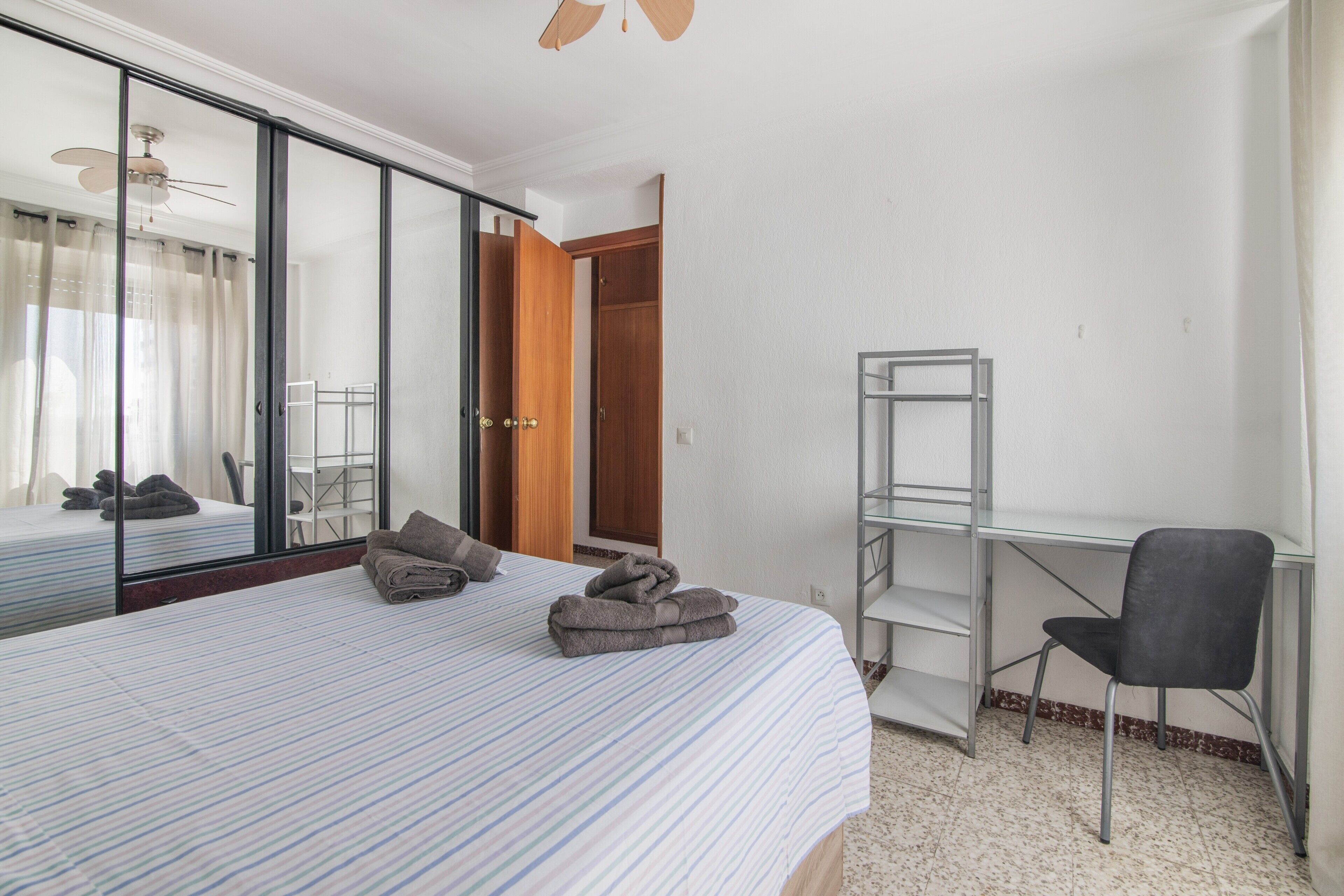 3 habitaciones, tabla de planchar con plancha, wifi y ropa de cama 