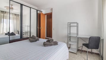 3 habitaciones, tabla de planchar con plancha, wifi y ropa de cama