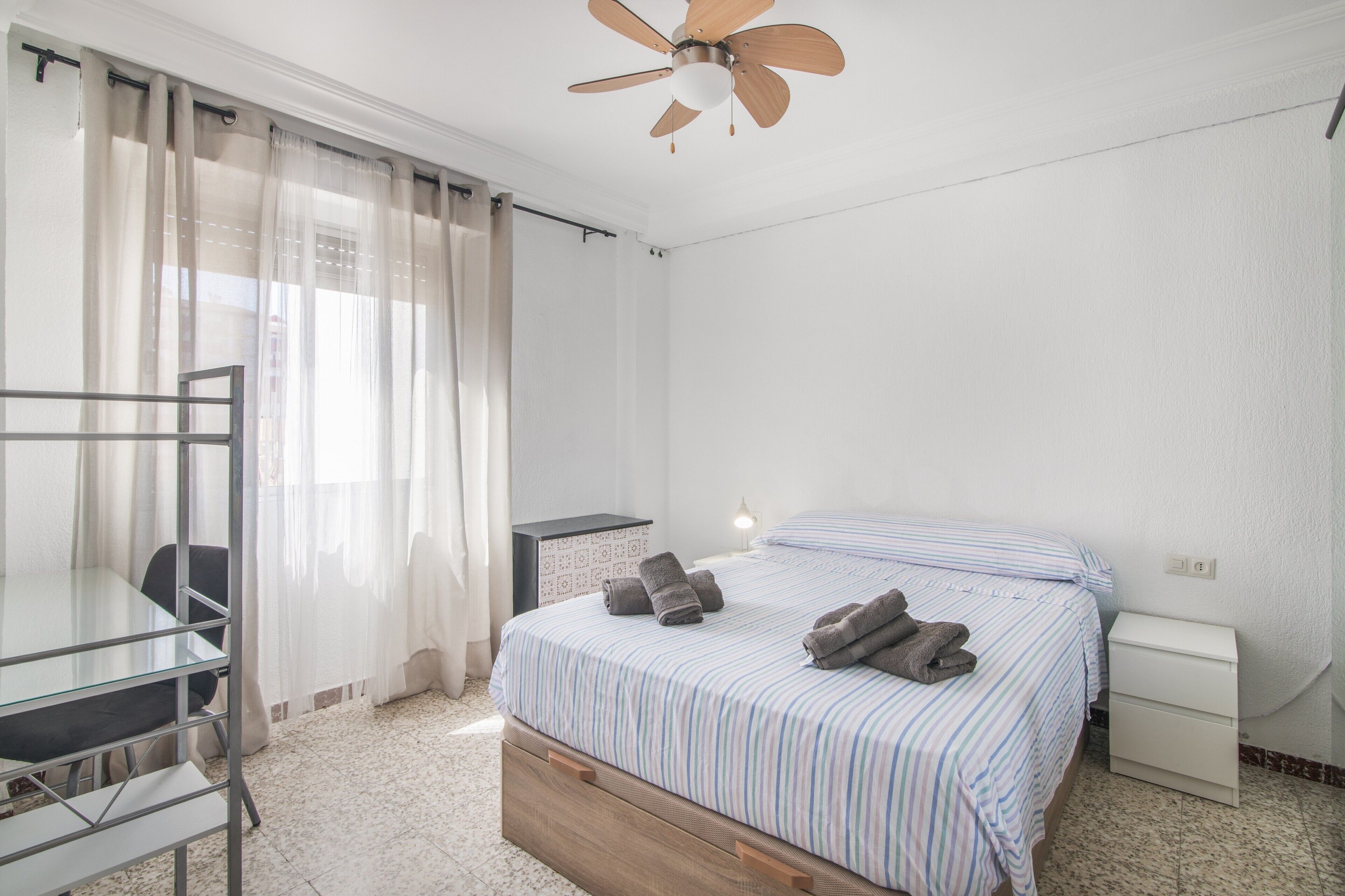 3 chambres, fer et planche à repasser, Wi-Fi, draps fournis