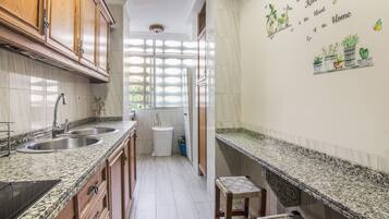 Frigorífico, microondas, horno y placa de cocina